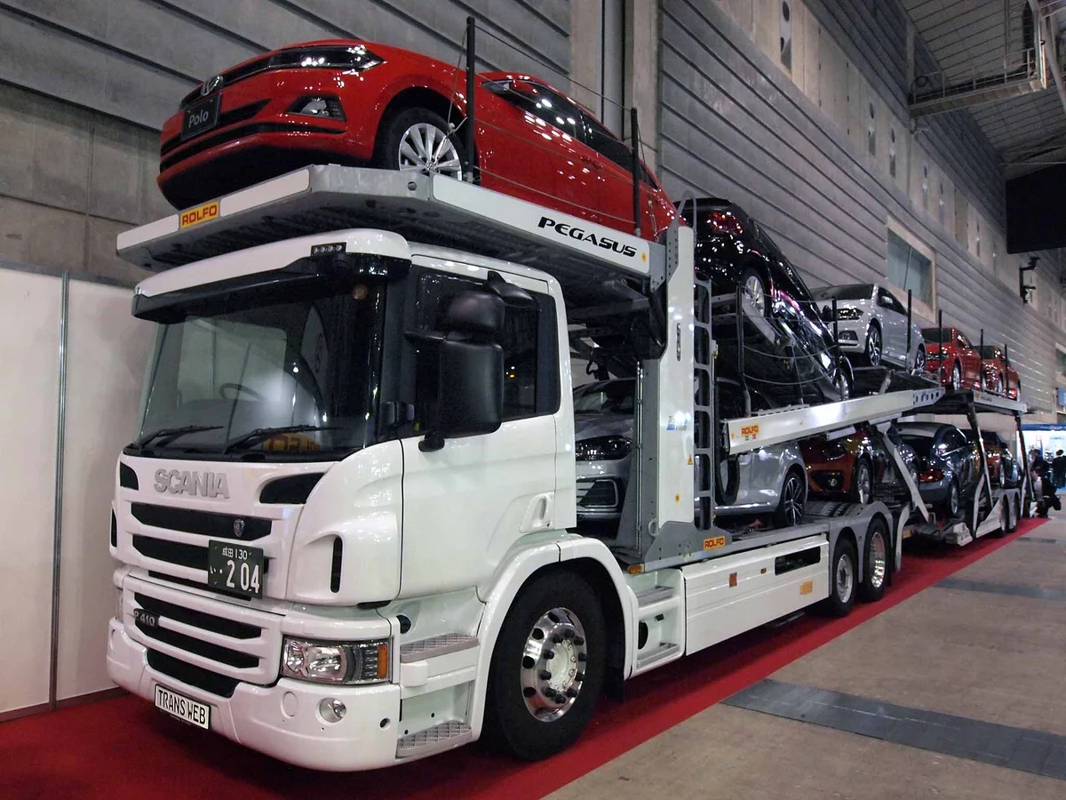Camió portacotxes carregat de vehicles per transportar-los per Europa