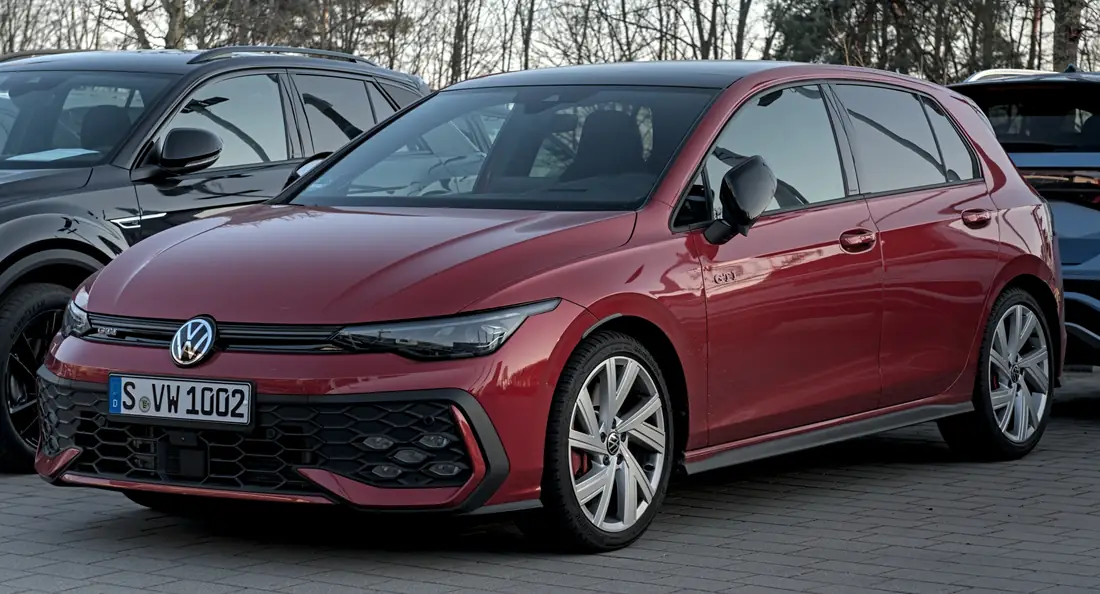 Volkswagen Golf GTI parcheggiata