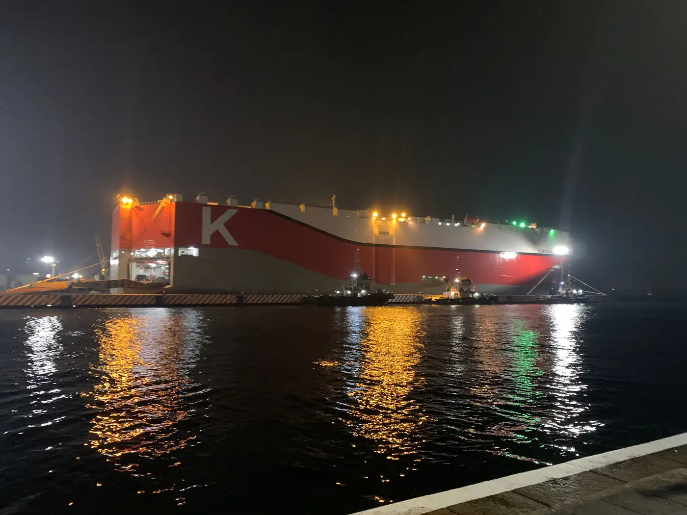 Vaixell de transport de cotxes il·luminat de nit al port