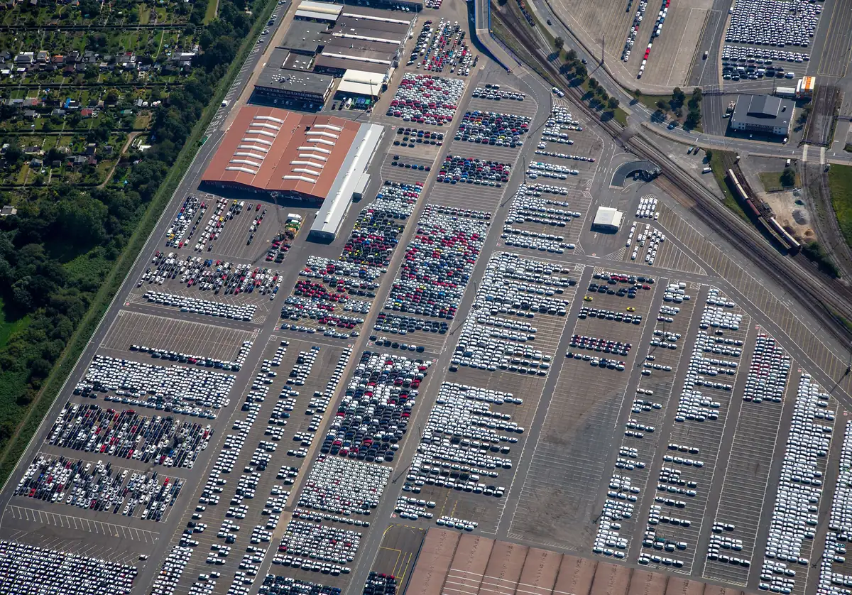Terminal con cientos de vehículos de flota listos para su transporte